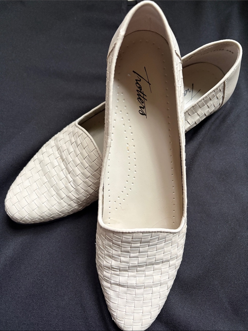 TROTTERS Women's Woven Pointed-Toe Flats in Bone :10